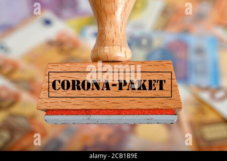 FOTOMONTAGGIO, immagine simbolica del pacchetto di stimoli economici durante la crisi di Corona, francobollo con iscrizione CORONA-PAKET, Germania Foto Stock