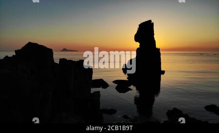 Changdao. 9 agosto 2020. La foto aerea scattata il 9 agosto 2020 mostra lo scenario dell'isola Tuoji a Changdao, nella provincia di Shandong, nella Cina orientale. Credit: Wang Kai/Xinhua/Alamy Live News Foto Stock