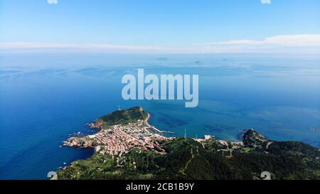 Changdao. 9 agosto 2020. La foto aerea scattata il 9 agosto 2020 mostra lo scenario dell'isola Tuoji a Changdao, nella provincia di Shandong, nella Cina orientale. Credit: Wang Kai/Xinhua/Alamy Live News Foto Stock