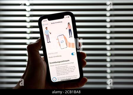 Smartphone con Corona WARN-APP, Corona Crisis, Germania Foto Stock