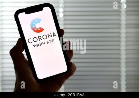 Smartphone con Corona WARN-APP, Corona Crisis, Germania Foto Stock