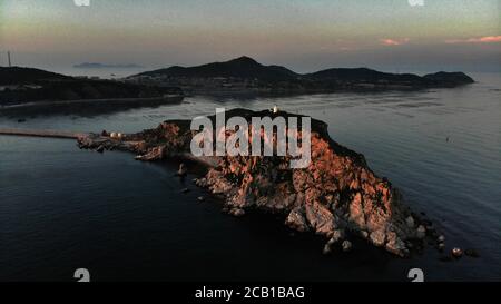 Changdao. 9 agosto 2020. La foto aerea scattata il 9 agosto 2020 mostra lo scenario dell'isola Tuoji a Changdao, nella provincia di Shandong, nella Cina orientale. Credit: Wang Kai/Xinhua/Alamy Live News Foto Stock