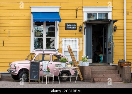 Fiat 500 rosa di fronte al negozio di antiquariato, Borga, Porvoo, Finlandia Foto Stock