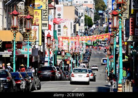 Grant Avenue con pubblicità cinese, bandiere americane e cinesi a Chinatown, San Francisco, California, USA Foto Stock