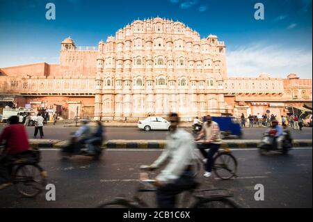 L'iconico Hawa Mahal chiamato anche Palazzo di Breeze o Palazzo del vento, Jaipur, Rajasthan, India, Asia Foto Stock