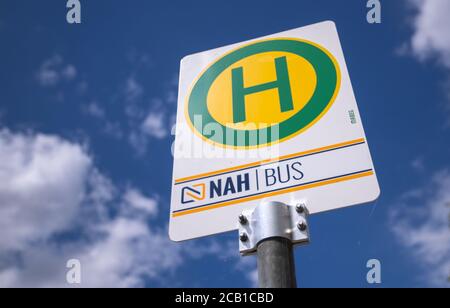 04 agosto 2020, Meclemburgo-Pomerania occidentale, Lützow: Fermata degli autobus scolastici di fronte alla scuola primaria e secondaria di Lützow. Foto: Jens Büttner/dpa-Zentralbild/ZB Foto Stock