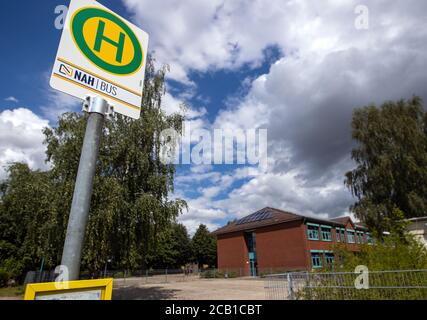 04 agosto 2020, Meclemburgo-Pomerania occidentale, Lützow: Fermata degli autobus scolastici di fronte alla scuola primaria e secondaria di Lützow. Foto: Jens Büttner/dpa-Zentralbild/ZB Foto Stock