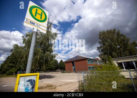 04 agosto 2020, Meclemburgo-Pomerania occidentale, Lützow: Fermata degli autobus scolastici di fronte alla scuola primaria e secondaria di Lützow. Foto: Jens Büttner/dpa-Zentralbild/ZB Foto Stock