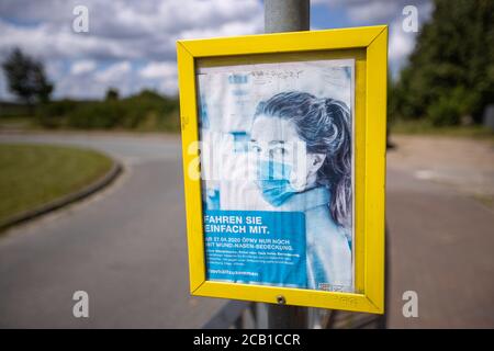 04 agosto 2020, Meclemburgo-Pomerania occidentale, Lützow: Fermata degli autobus scolastici di fronte alla scuola primaria e secondaria di Lützow. Foto: Jens Büttner/dpa-Zentralbild/ZB Foto Stock