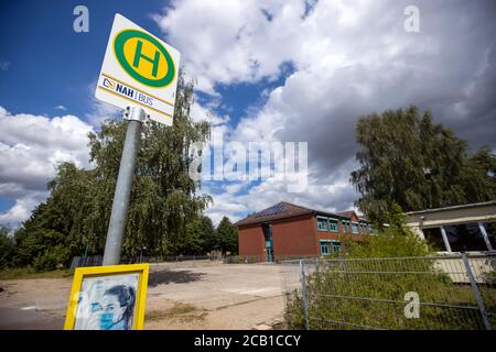 04 agosto 2020, Meclemburgo-Pomerania occidentale, Lützow: Fermata degli autobus scolastici di fronte alla scuola primaria e secondaria di Lützow. Foto: Jens Büttner/dpa-Zentralbild/ZB Foto Stock