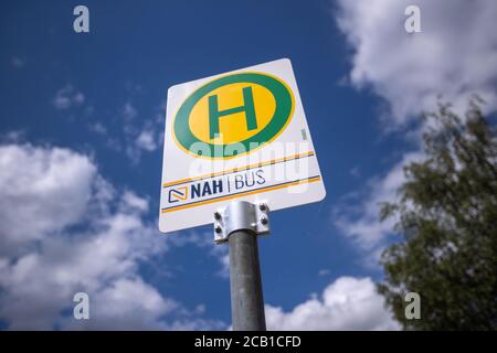 04 agosto 2020, Meclemburgo-Pomerania occidentale, Lützow: Fermata degli autobus scolastici di fronte alla scuola primaria e secondaria di Lützow. Foto: Jens Büttner/dpa-Zentralbild/ZB Foto Stock