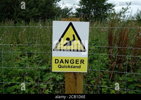 Un segnale di avvertimento di Quicksand ad una cava in Staffordshire, 10-Agosto-2020. Foto di JOHN ROBERTSON. Foto Stock