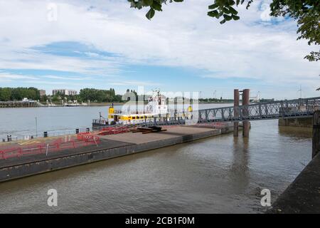 Anversa, Belgio, 19 luglio 2020, ormeggio con servizio di traghetto tra la riva sinistra e destra Foto Stock