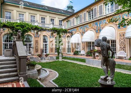 BAD KISSINGEN, GERMANIA – 23 AGOSTO 2018: Piccolo cortile paesaggistico in stile neo-barocco chiamato "Schmuckhof" (cantiere della gioielleria) del Kurhaus. Foto Stock