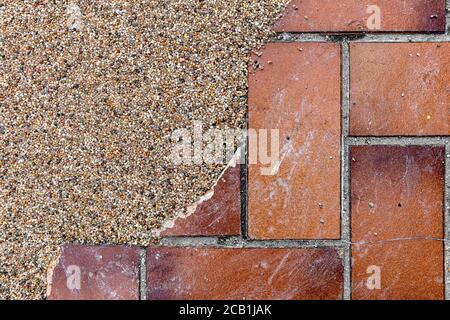 Ciottoli di marmo e resina epossidica come nuovo pavimento in pietra  moquette sulla terrazza, vecchie piastrelle di pietra oltre Foto stock -  Alamy