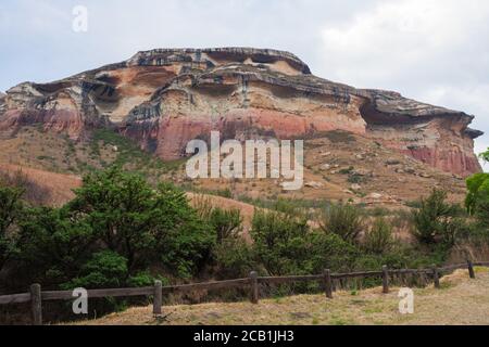 Scogliere di arenaria delle Maluti Mountains nel Golden Gate Highlands National Park, Free state, Sud Africa Foto Stock