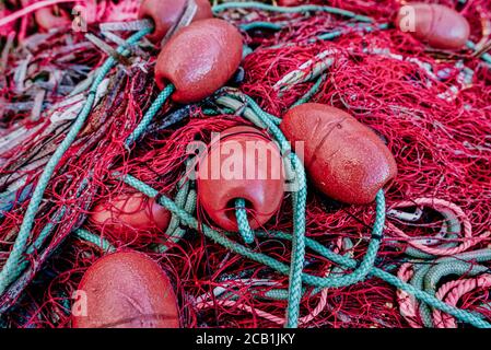 Sfondo di colorate reti da pesca e galleggianti Foto Stock