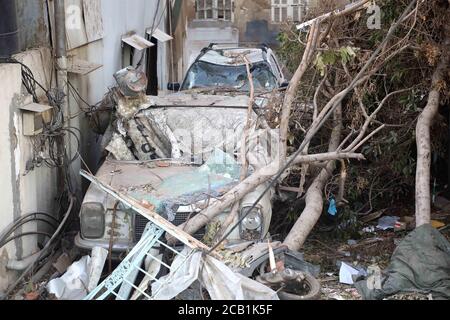 Beirut, Libano. 9 agosto 2020. Due auto danneggiate sono visibili dopo le esplosioni a Beirut, Libano, 9 agosto 2020. Le due enormi esplosioni che hanno scosso Beirut il 4 agosto hanno causato almeno 158 vittime e ne hanno ferito altre 6,000. Credit: Bilal Jawich/Xinhua/Alamy Live News Foto Stock