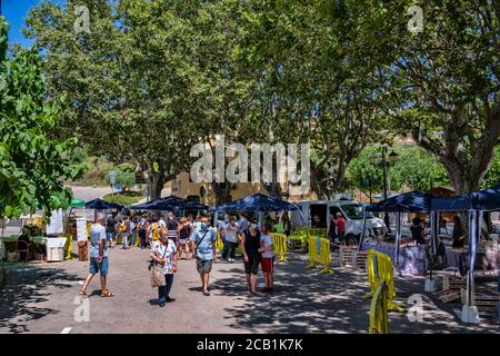 Bancarelle di mercato a Fira del Pressec, mercato della frutta di strada in nuovi tempi di normalità, Sant Pau d'Ordal, provincia di Barcellona, Catalogna, Spagna Foto Stock