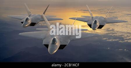 Formazione della quinta generazione :Lockheed Martin F-22 Raptor of L'aviazione militare statunitense in volo sopra le nuvole Foto Stock
