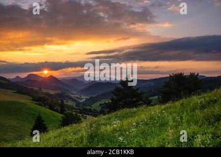 Tramonto su una valle di montagna in Slovacchia nel Parco Nazionale di Pieniny Foto Stock