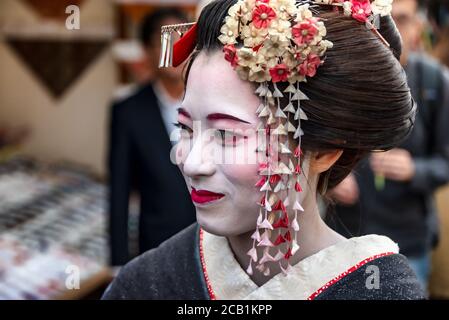 Bella giovane donna in abbigliamento geisha, Gion, Kyoto, Giappone Foto Stock