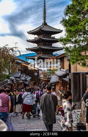 Sannenzaka strada con Yasaka-no-tou pagoda, Higashiyama, Kyoto, Giappone Foto Stock