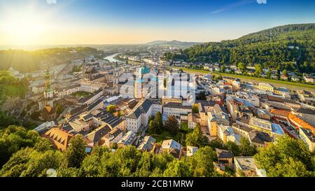 la storica città di salisburgo al tramonto, austria Foto Stock