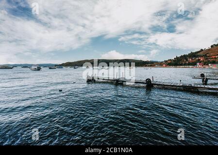 Vista del lago Titicaca al confine tra Perù e Bolivia. Da Copacabana Foto Stock