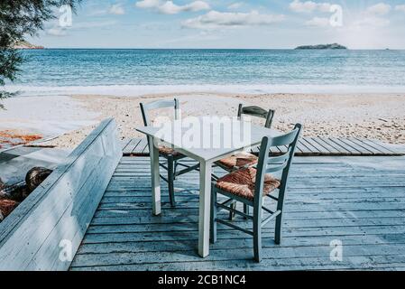 Isola di Lesbos, Grecia - una bella sede nel Mar Egeo sull'isola di Lesvos, di fronte al mare. Cena romantica nel ristorante durante le vacanze. GRE Foto Stock