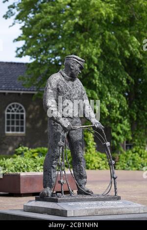 Statua in bronzo del De Lemster Fiskerman (pescatore) nel centro di Lemmer nei Paesi Bassi, creata da Bert Kiewiet Foto Stock