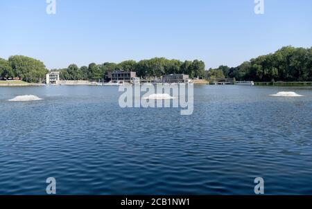 10 agosto 2020, Renania Settentrionale-Vestfalia, Münster: Gli aeratori introducono ossigeno nelle acque del lago. A causa del grande calore, il lago ha bisogno di più ossigeno. Foto: Caroline Seidel/dpa Foto Stock