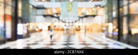 Vista panoramica astratta corridoio sfocato sullo sfondo di un moderno centro commerciale. Blur Store con sfondo banner bokeh light. Interno sfocato di shoppin Foto Stock