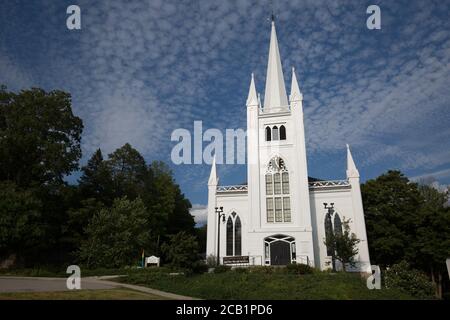 Bella chiesa a nord andover con cielo blu luminoso e. le nuvole sparse di cirrus del cumulo chiaro Foto Stock