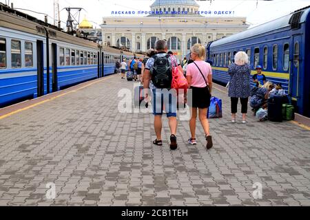 Odesa, Ucraina. 27 07 2020 una folla di persone che camminano lungo la piattaforma con borse, valigie e bagagli alla stazione ferroviaria di Odessa. Turisti Foto Stock