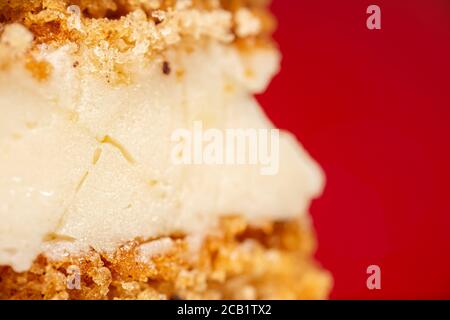 Foto macro dettagliata di Ginger Kisses, un pan di Spagna riempito di panna. Foto Stock