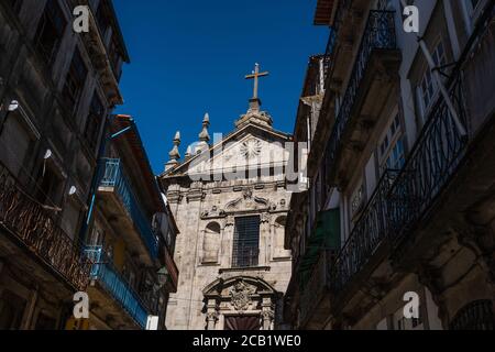 Porto, Portogallo: Vista parziale di Igreja de Nossa Senhora da Vitória (Chiesa di nostra Signora della Vittoria) e vecchi edifici residenziali visti dal livello della strada. Foto Stock