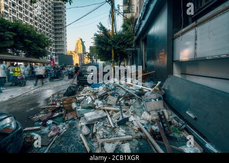 Beirut, Libano - 05 2020 agosto: Vista di edifici distrutti e danni dopo un incendio in un magazzino con esplosivi al porto di Beirut portato a massa Foto Stock