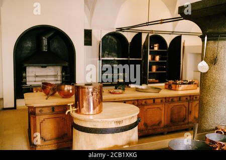 Pentola grande è riscaldata su stufa. Posate in cucina. Dettagli di cucina  in sala da pranzo. Piatto cromato alla luce del sole Foto stock - Alamy