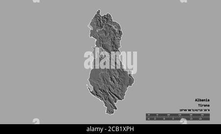 Forma desaturata dell'Albania con la sua capitale, la principale divisione regionale e la zona separata di Durrës. Etichette. Mappa elevazione bilivello. Rendering 3D Foto Stock