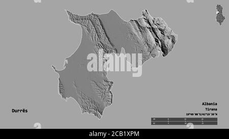 Forma di Durrës, contea dell'Albania, con la sua capitale isolata su solido sfondo. Scala della distanza, anteprima della regione ed etichette. Mappa elevazione bilivello. 3 Foto Stock