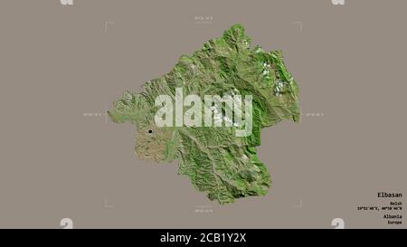 Area di Elbasan, contea dell'Albania, isolata su uno sfondo solido in una scatola di delimitazione georeferenziata. Etichette. Immagini satellitari. Rendering 3D Foto Stock