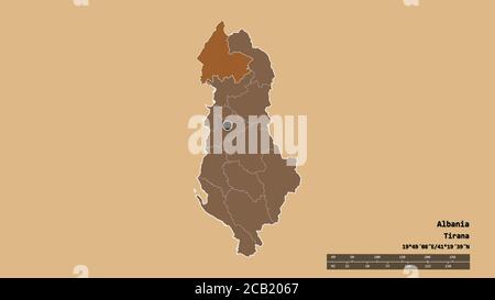 Forma desaturata dell'Albania con la sua capitale, la principale divisione regionale e la zona separata di Shkodër. Etichette. Composizione di texture con motivi. Re 3D Foto Stock