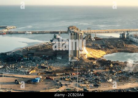 Beirut, Libano - 05 2020 agosto: Vista aerea del porto di Beirut completamente distrutto come l'ispezione della scena continua dopo un incendio in un magazzino Foto Stock