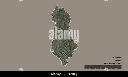 Forma desaturata dell'Albania con la sua capitale, la principale divisione regionale e la zona separata di Tiranë. Etichette. Immagini satellitari. Rendering 3D Foto Stock