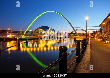 I ponti Millennium e Tyne che attraversano il fiume Tyne tra Newcastle e Gateshead a Tyne e Wear, Inghilterra nord-orientale. Preso al crepuscolo durante il Foto Stock