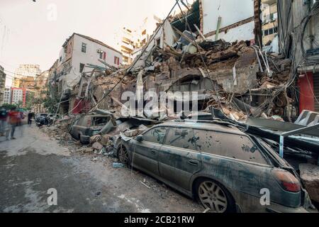 Beirut, Libano - Agosto 05 2020: Vista di edifici distrutti come l'ispezione della scena continua dopo un incendio in un magazzino con esplosivi a. Foto Stock