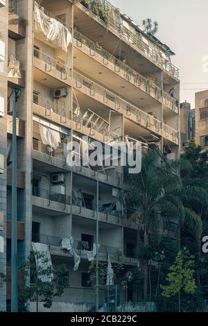 Beirut, Libano - Agosto 05 2020: Vista di edifici distrutti come l'ispezione della scena continua dopo un incendio in un magazzino con esplosivi a. Foto Stock