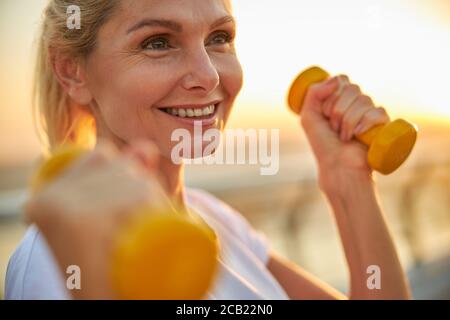 Bella sportiva ad alta tensione che guarda in lontananza Foto Stock