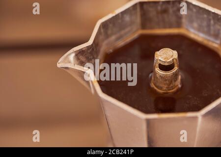Caffè geyser con caffè appena fatto. Primo piano. Foto Stock